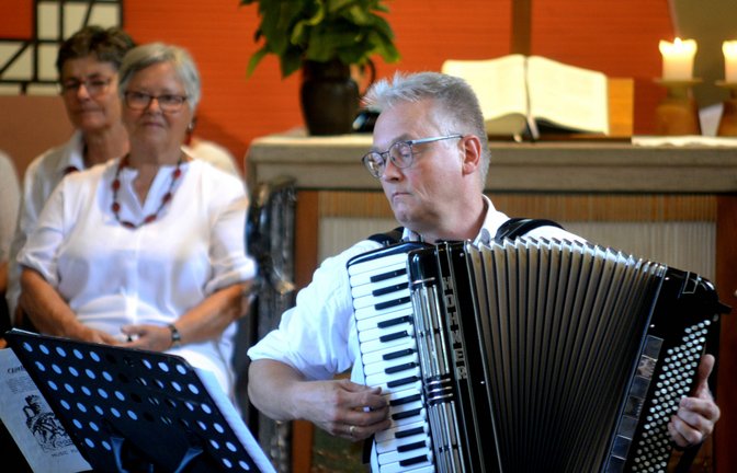 Ralf Schwarzien bereichert das Konzert am Akkordeon.  <span class='image-autor'>Foto: Stahlfeld</span>
