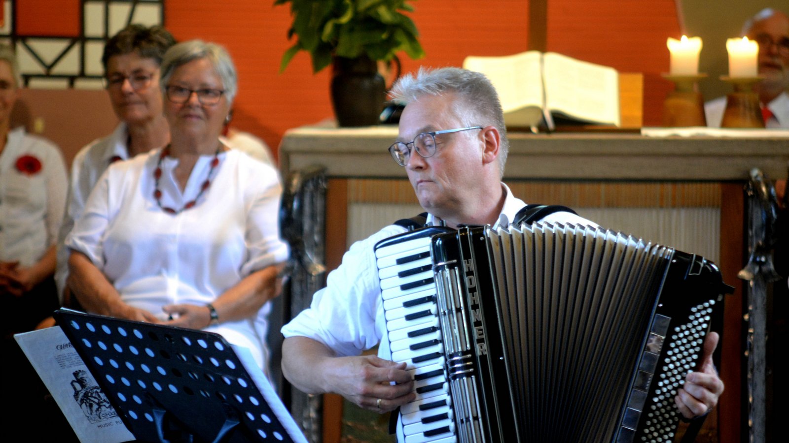 Ralf Schwarzien bereichert das Konzert am Akkordeon. Foto: Stahlfeld Ralf Schwarzien bereichert das Konzert am Akkordeon. Foto: Stahlfeld