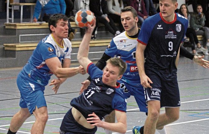 Hart zur Sache gingen die Spieler des TV Mundelsheim II. Hier nehmen Sebastian Widmaier (links) und Leon Kienzle (Zweiter von rechts) Oberriexingens Vincent Fischer in die Zange. Jens Gergen (rechts) hatte versucht, seinen Teamkollegen freizublocken.* Fot