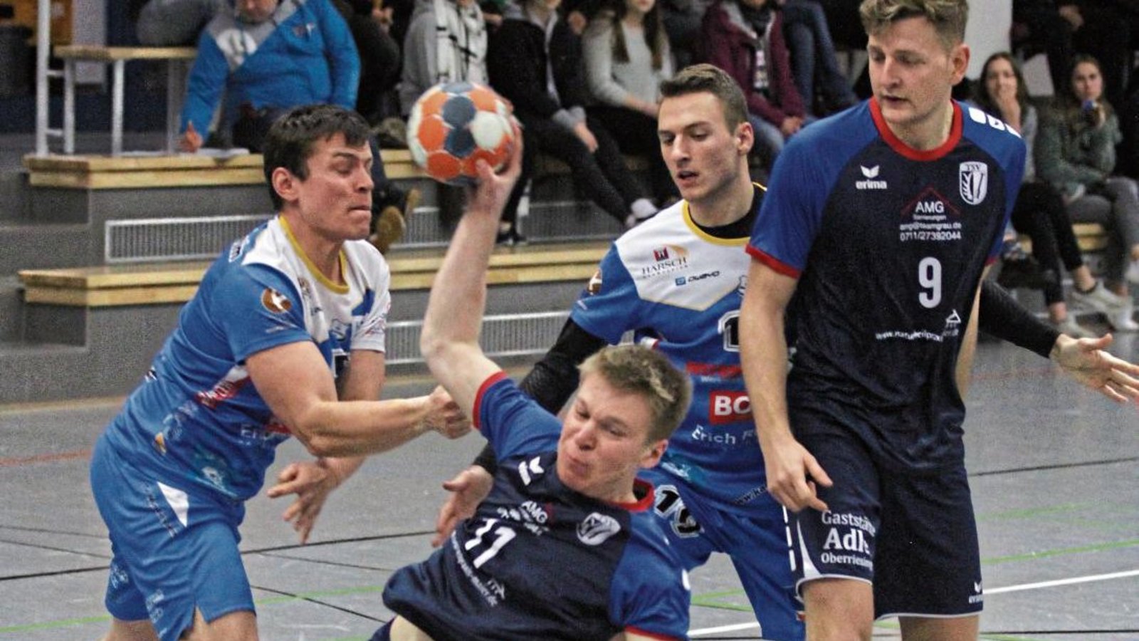 Hart zur Sache gingen die Spieler des TV Mundelsheim II. Hier nehmen Sebastian Widmaier (links) und Leon Kienzle (Zweiter von rechts) Oberriexingens Vincent Fischer in die Zange. Jens Gergen (rechts) hatte versucht, seinen Teamkollegen freizublocken.* Fot Hart zur Sache gingen die Spieler des TV Mundelsheim II. Hier nehmen Sebastian Widmaier (links) und Leon Kienzle (Zweiter von rechts) Oberriexingens Vincent Fischer in die Zange. Jens Gergen (rechts) hatte versucht, seinen Teamkollegen freizublocken.* Fot