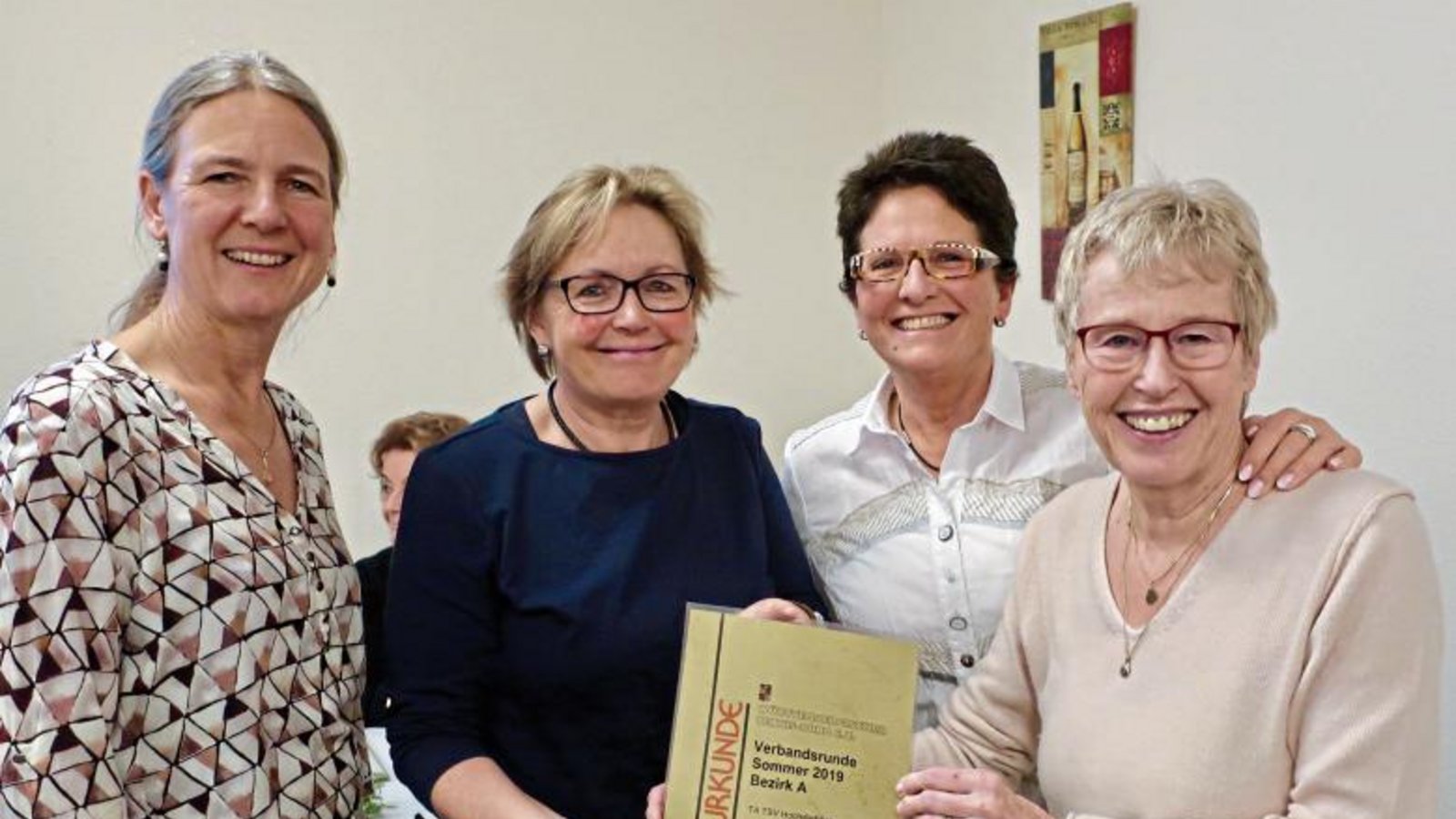 Urkunde für die Damen-40-Mannschaft: von links Eckstein, Rösch-Schulte, Deberling, Geiger.  p