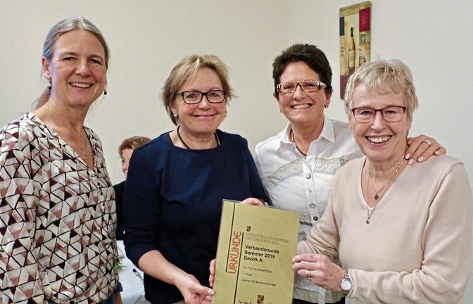 Urkunde für die Damen-40-Mannschaft: von links Eckstein, Rösch-Schulte, Deberling, Geiger.  p