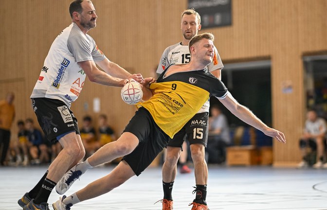 Jens Gergen (Mitte) aus Oberriexingen ist kaum zu stoppen, obwohl sein Gegenspieler die Textilien einer berherzten Probe unterzieht. <span class='image-autor'>Foto: Leitner</span>
