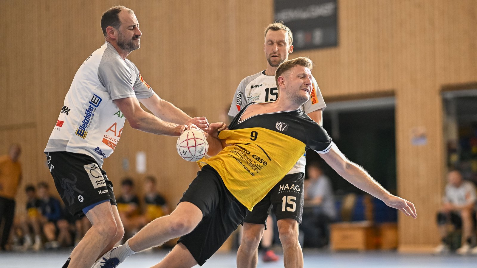 Jens Gergen (Mitte) aus Oberriexingen ist kaum zu stoppen, obwohl sein Gegenspieler die Textilien einer berherzten Probe unterzieht. Foto: Leitner