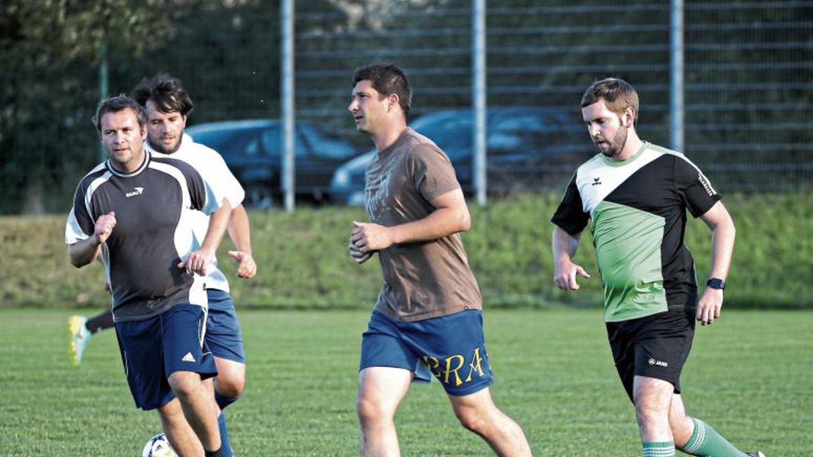 Schattenlaufen in der Abendsonne: Zum Trainingsauftakt der Iptinger Fußballer gibt jeweils der Vordermann vor, wohin sein Verfolger zu dribbeln hat. Foto: Küppers Schattenlaufen in der Abendsonne: Zum Trainingsauftakt der Iptinger Fußballer gibt jeweils der Vordermann vor, wohin sein Verfolger zu dribbeln hat. Foto: Küppers