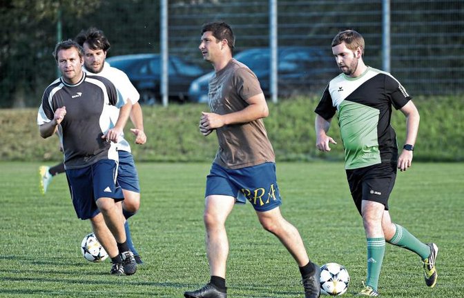 Schattenlaufen in der Abendsonne: Zum Trainingsauftakt der Iptinger Fußballer gibt jeweils der Vordermann vor, wohin sein Verfolger zu dribbeln hat. Foto: Küppers