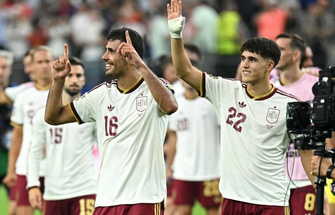 Die Spanier um Mittelfeldmann Rodri (Nr. 16) feiern den Finaleinzug nach dem Sieg gegen Frankreich.<span class='image-autor'>PAUL ELLIS/afp</span>