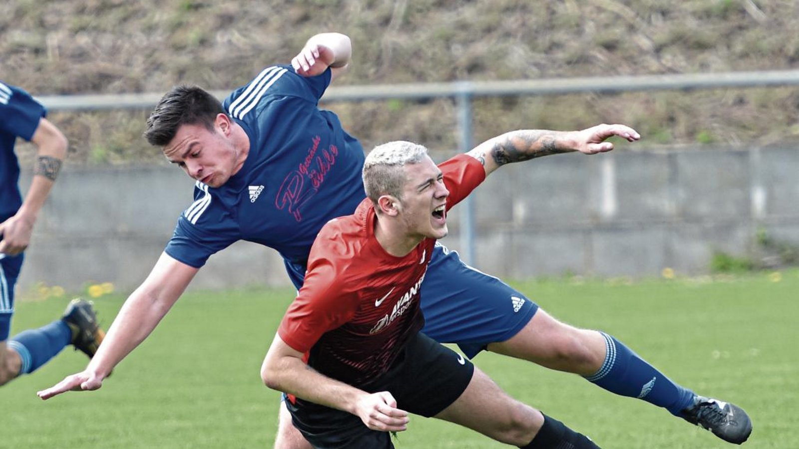Sascha Berger (vorne), Spielleiter und Stürmer beim SV Horrheim, ist oft nur mit unfairen Mitteln vom Ball zu trennen.  Foto: Leitner