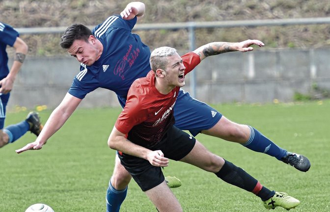 Sascha Berger (vorne), Spielleiter und Stürmer beim SV Horrheim, ist oft nur mit unfairen Mitteln vom Ball zu trennen.  Foto: Leitner