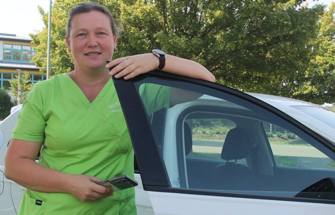 Kathrin Ebert von der Vaihinger Sozialstation kümmert sich zu jeder Jahreszeit um ihre Patientinnen und Patienten. Doch die Hitze wie am Donnerstag kostet sie viel Energie.  <span class='image-autor'>Foto: Müller</span>