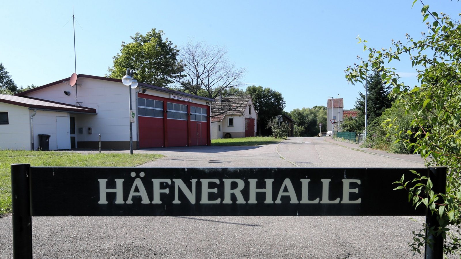 Hinter Häfnerhalle und Feuerwehr liegt der Tatort in Häfnerhaslach. Foto: Küppers Hinter Häfnerhalle und Feuerwehr liegt der Tatort in Häfnerhaslach. Foto: Küppers