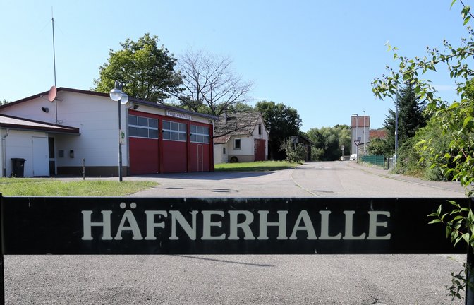 Hinter Häfnerhalle und Feuerwehr liegt der Tatort in Häfnerhaslach. <span class='image-autor'>Foto: Küppers</span>