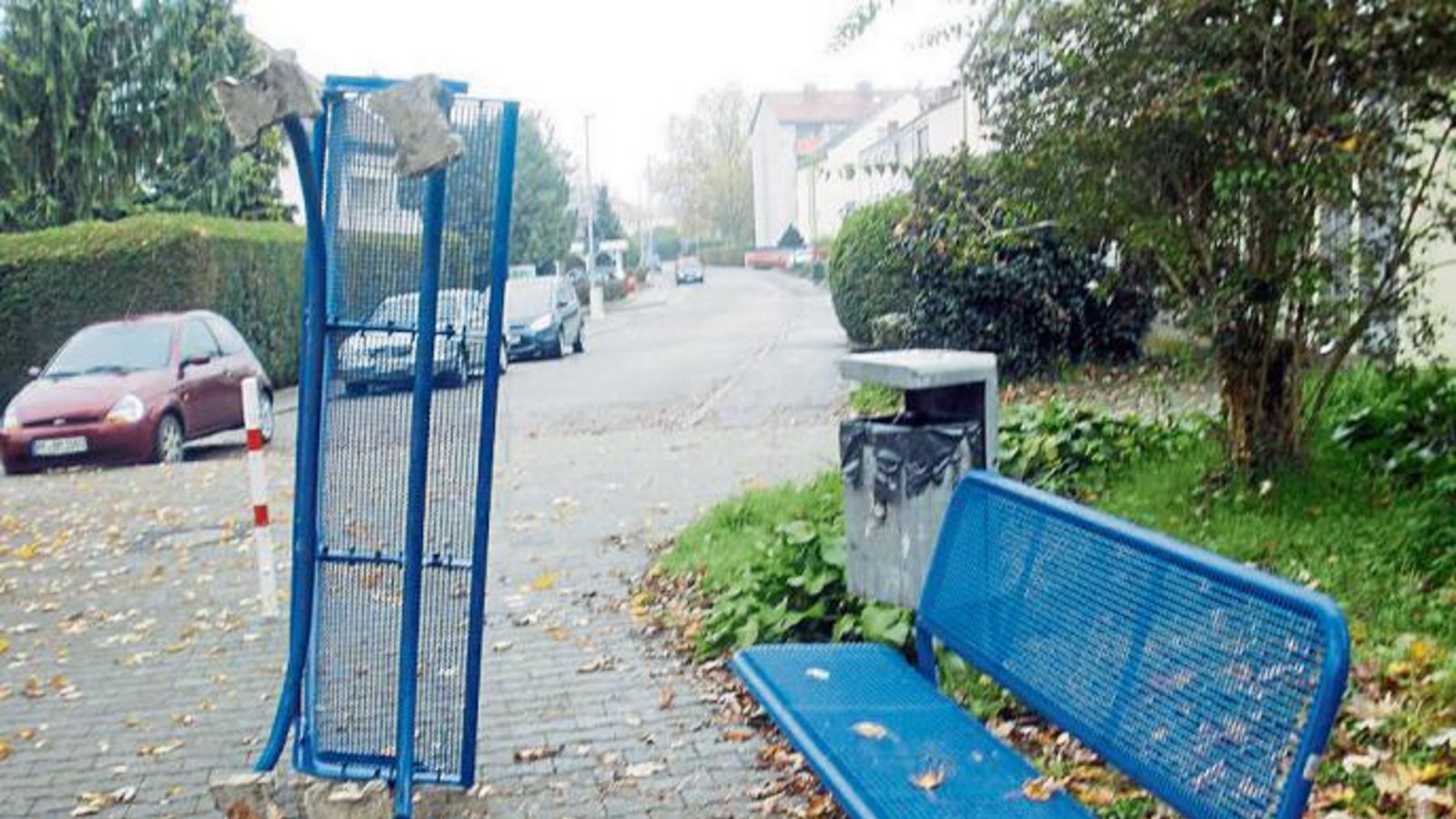 Was sich Rabauken hierbei gedacht haben, dürfte für immer deren Geheimnis bleiben. Diese Sitzbank wurde beim Spielplatz im Ulmenweg in Vaihingen aus ihrer Verankerung gerissen. Foto: p Was sich Rabauken hierbei gedacht haben, dürfte für immer deren Geheimnis bleiben. Diese Sitzbank wurde beim Spielplatz im Ulmenweg in Vaihingen aus ihrer Verankerung gerissen. Foto: p