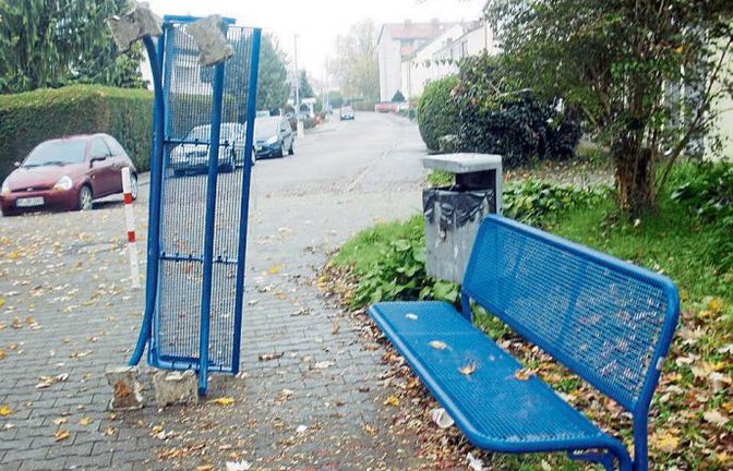 Was sich Rabauken hierbei gedacht haben, dürfte für immer deren Geheimnis bleiben. Diese Sitzbank wurde beim Spielplatz im Ulmenweg in Vaihingen aus ihrer Verankerung gerissen.  Foto: p