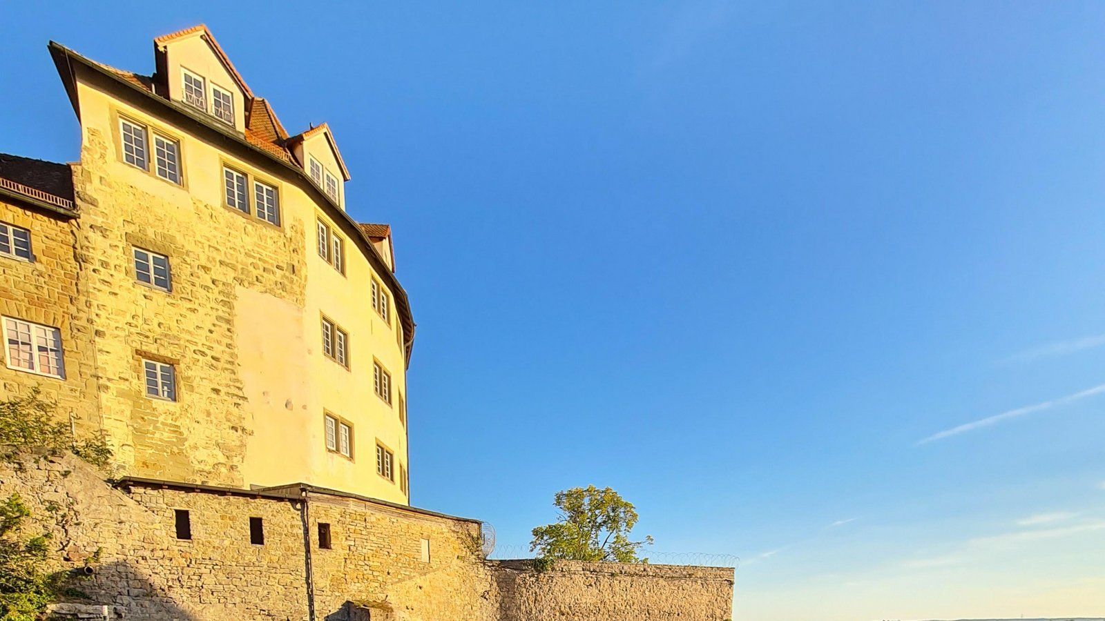 Bis auf kleinere Abrissarbeiten muss der Hotelbau auf dem Kaltenstein noch warten.   Foto: Rieger