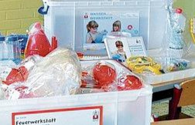 Der Fonds der Chemischen Industrie finanziert die Anschaffung solcher Experimentierboxen.  p