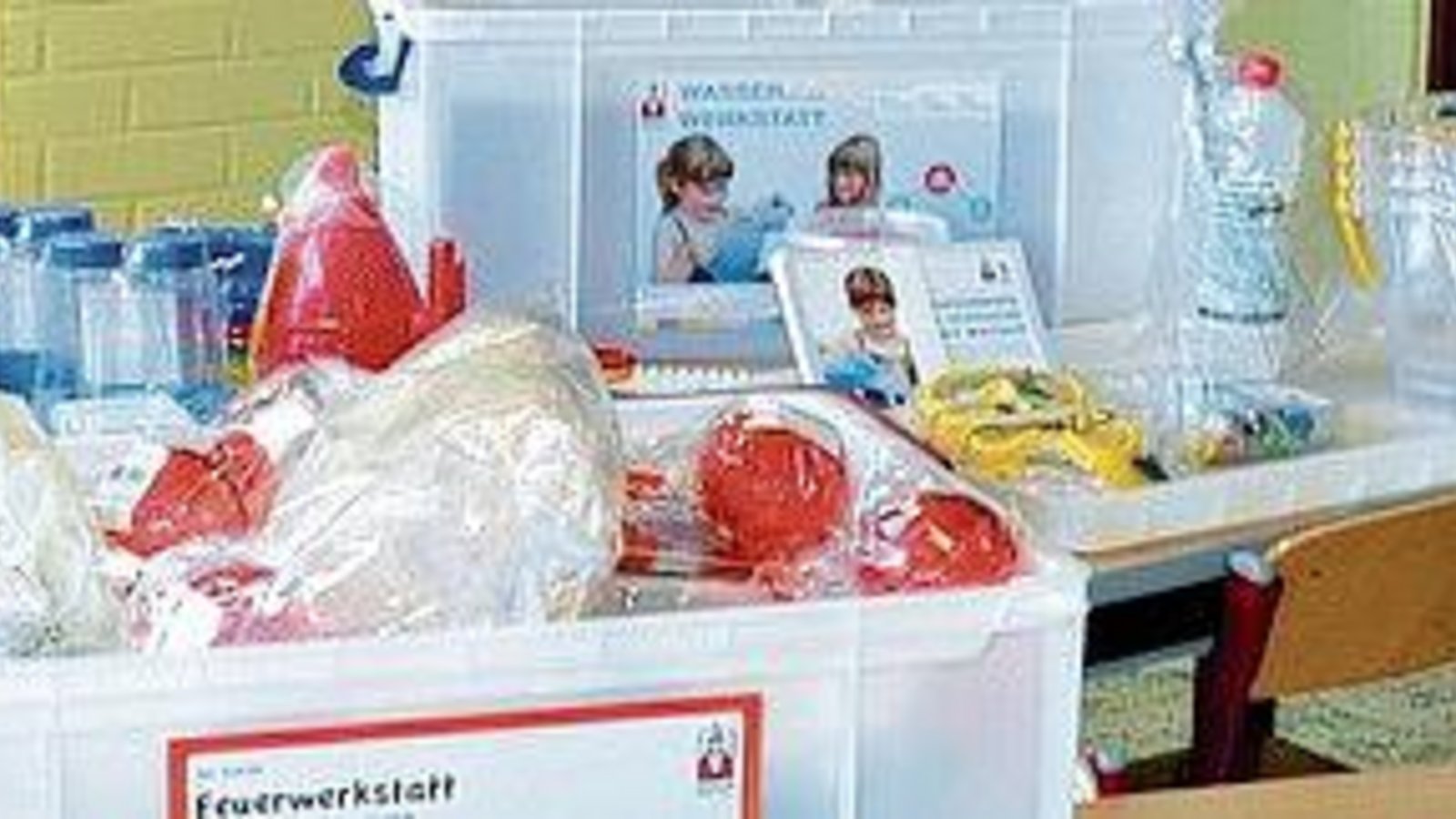 Der Fonds der Chemischen Industrie finanziert die Anschaffung solcher Experimentierboxen. p Der Fonds der Chemischen Industrie finanziert die Anschaffung solcher Experimentierboxen. p