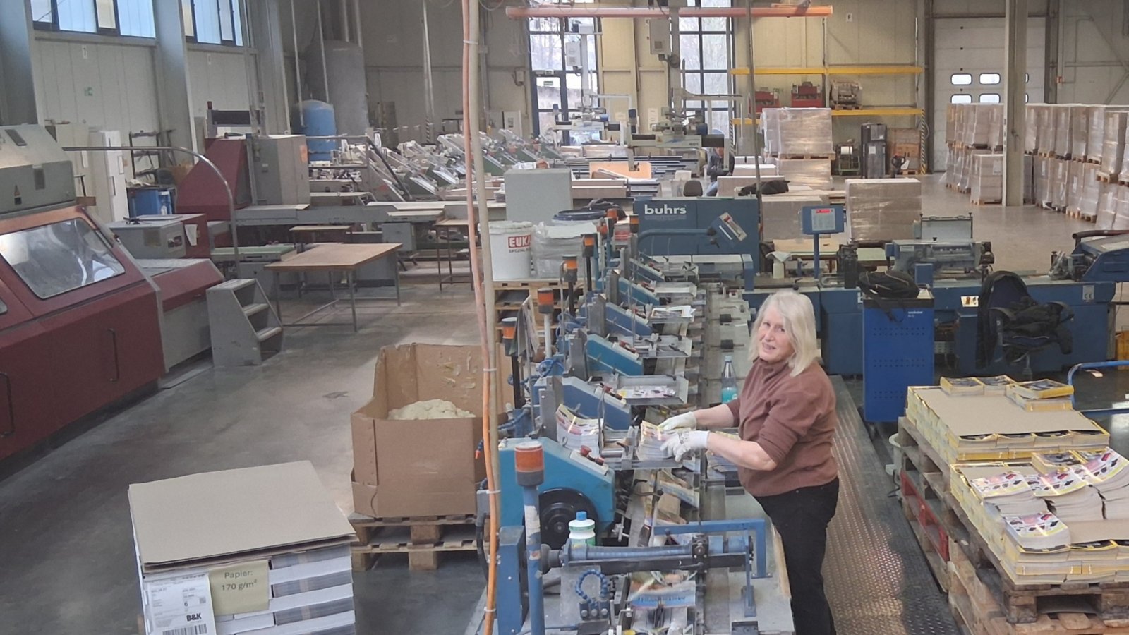 Blick in die Produktionshalle der Großbuchbinderei Wennberg. Foto: Kauer Blick in die Produktionshalle der Großbuchbinderei Wennberg. Foto: Kauer