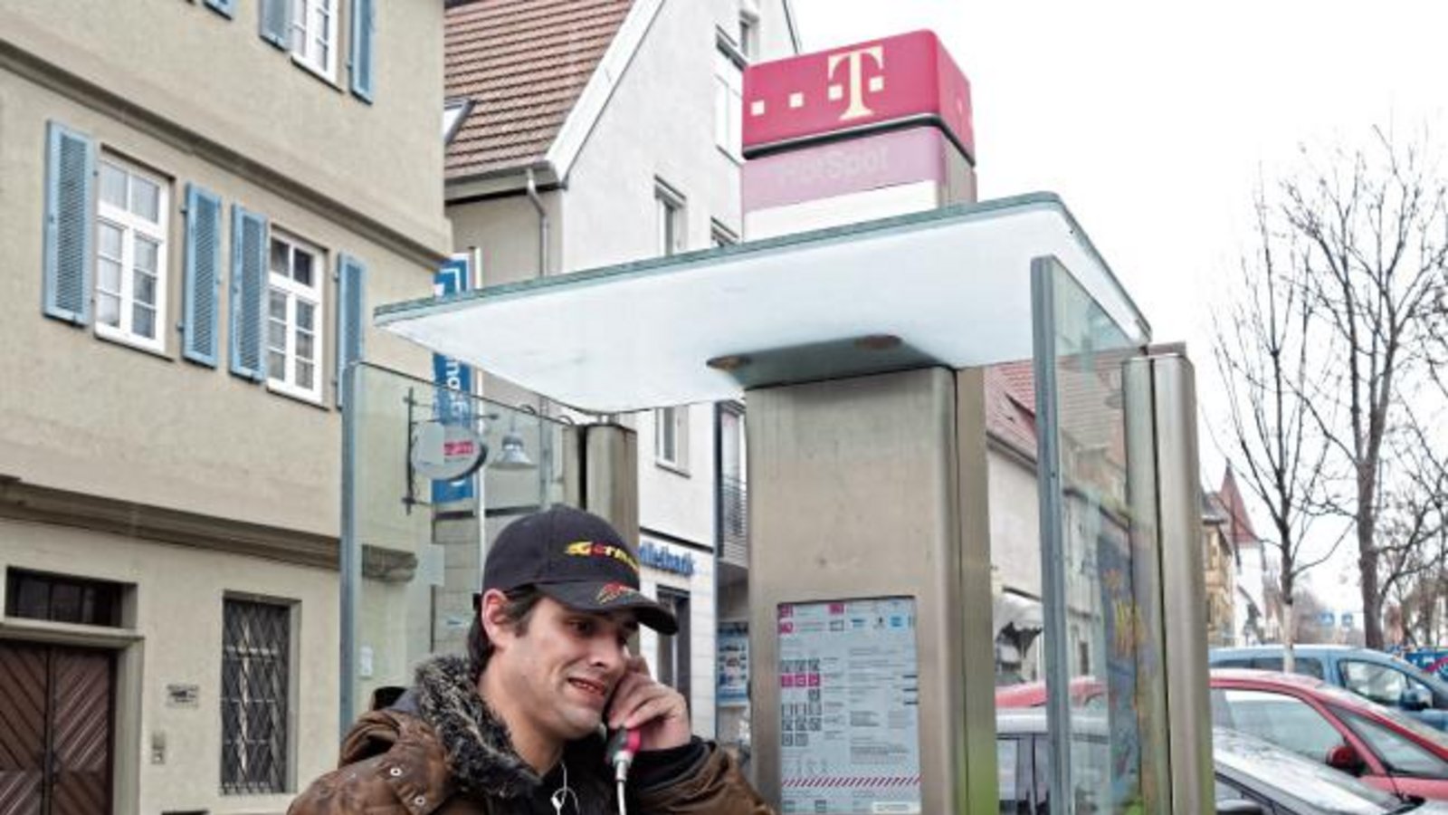 Hier das Beweisfoto: Es gibt noch öffentliche Telefonzellen und Menschen, die dort telefonieren, wie hier am Vaihinger Marktplatz. Foto: Rücker Hier das Beweisfoto: Es gibt noch öffentliche Telefonzellen und Menschen, die dort telefonieren, wie hier am Vaihinger Marktplatz. Foto: Rücker