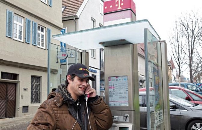 Hier das Beweisfoto: Es gibt noch öffentliche Telefonzellen und Menschen, die dort telefonieren, wie hier am Vaihinger Marktplatz. Foto: Rücker
