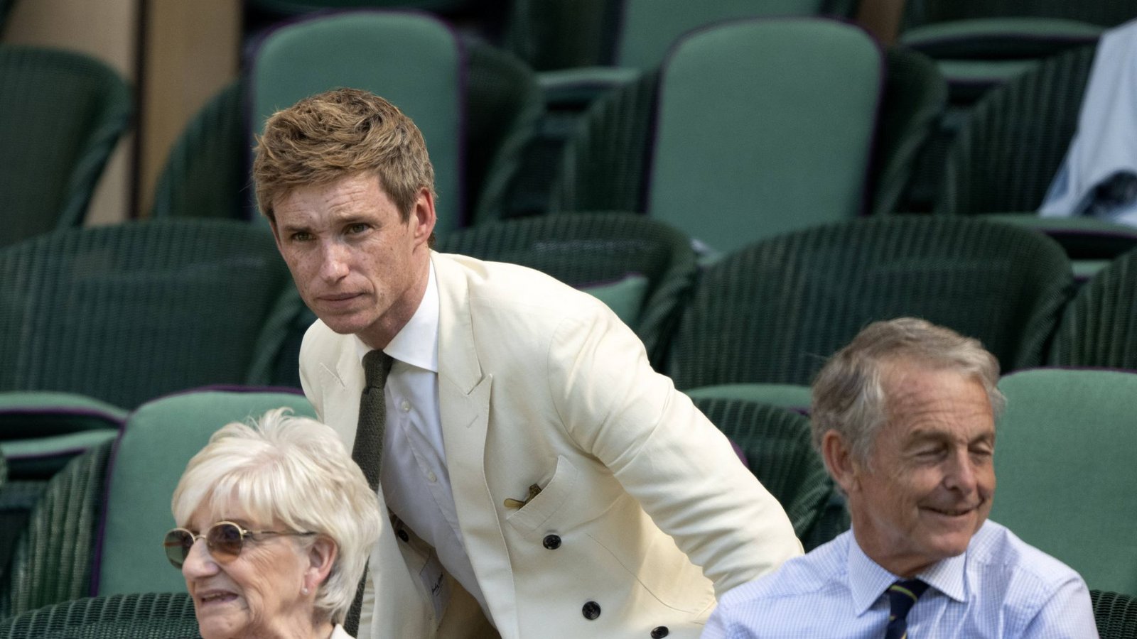 Jetzt aber schnell: Der britische Schauspieler Eddie Redmayne nimmt am ersten Tag des Turniers seinen Platz am Centre Court ein.Foto: IMAGO/Visionhaus