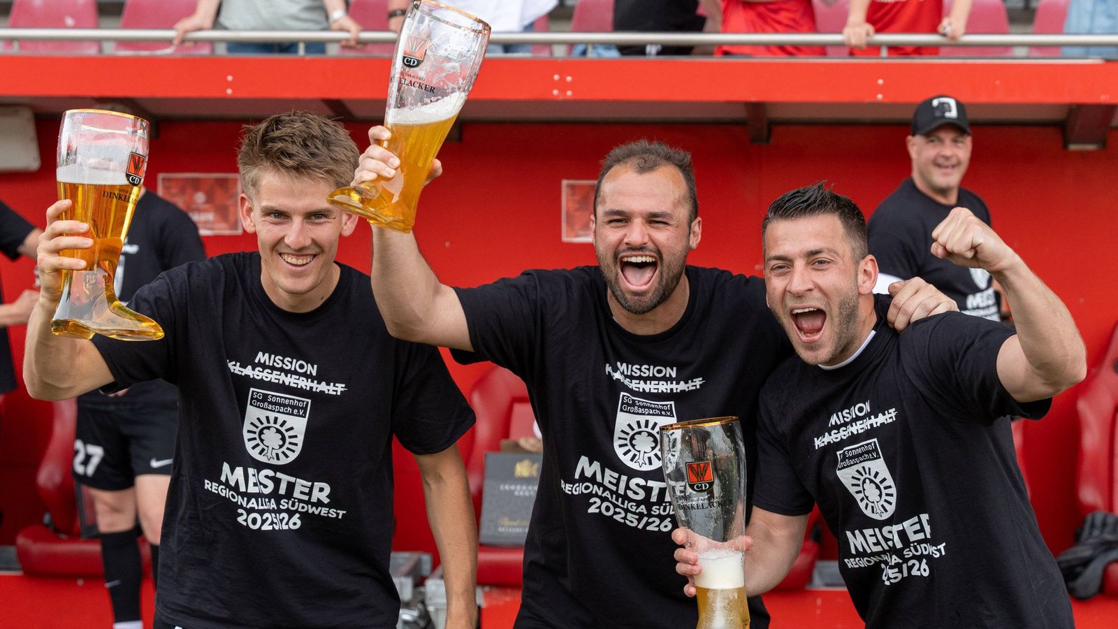 Großaspacher Meister-Jubel: Lukas Stoppel, Fabian Eisele, Marius Kunde (v.li.) feiern nach Spielende im Mainzer Bruchwegstadion.Foto: IMAGO/Jan Huebner