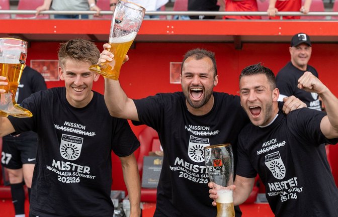 Großaspacher Meister-Jubel: Lukas Stoppel, Fabian Eisele, Marius Kunde (v.li.) feiern nach Spielende im Mainzer Bruchwegstadion.<span class='image-autor'>Foto: IMAGO/Jan Huebner</span>