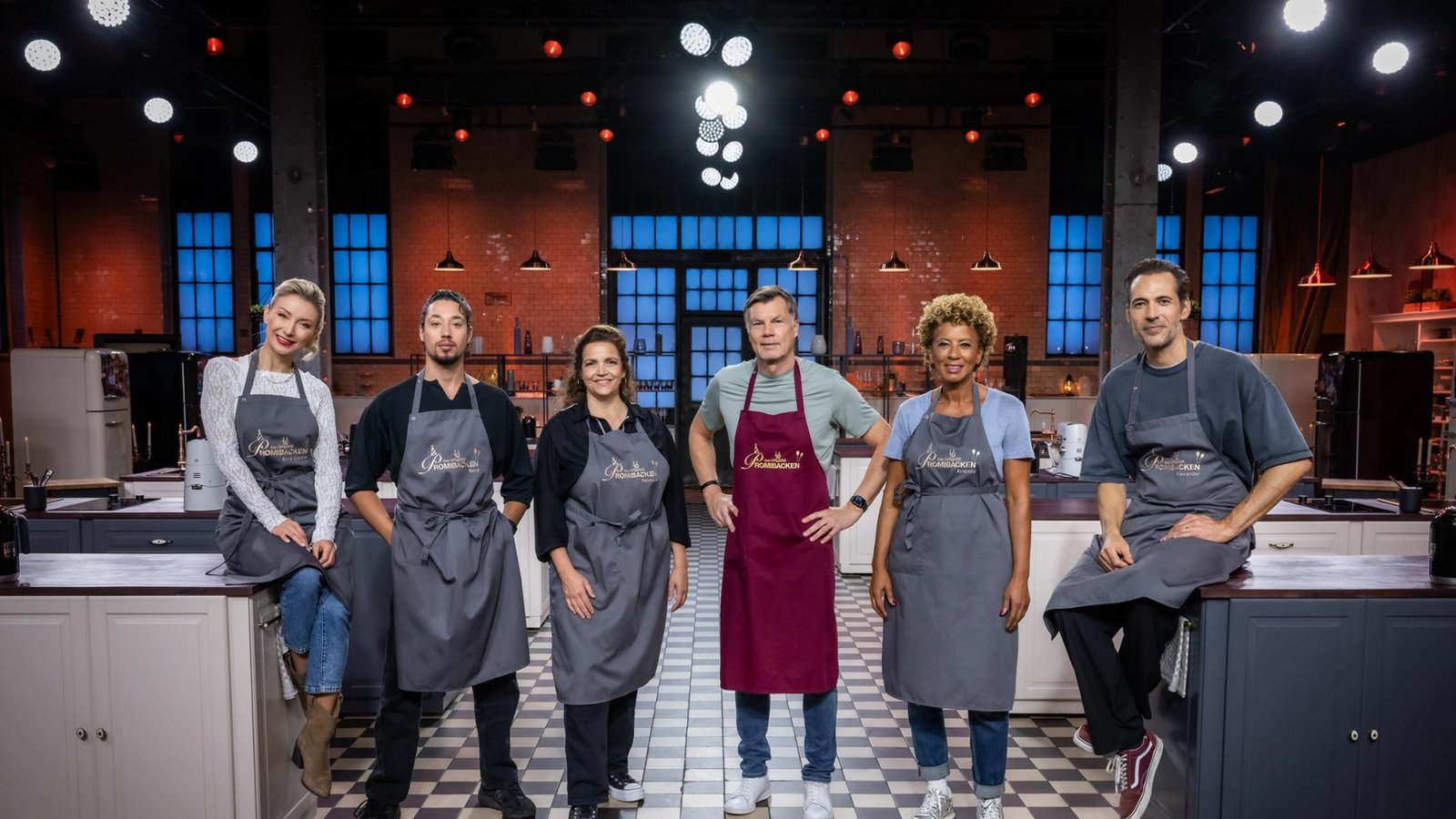 Noch im Rennen um den Goldenen Cupcake: (v.l.n.r.) Anna-Carina Woitschack; René Casselly; Rebecca Immanuel; Thomas Helmer; Arabella Kiesbauer; Alexander MazzaFoto: Joyn / Claudius Pflug Noch im Rennen um den Goldenen Cupcake: (v.l.n.r.) Anna-Carina Woitschack; René Casselly; Rebecca Immanuel; Thomas Helmer; Arabella Kiesbauer; Alexander MazzaFoto: Joyn / Claudius Pflug