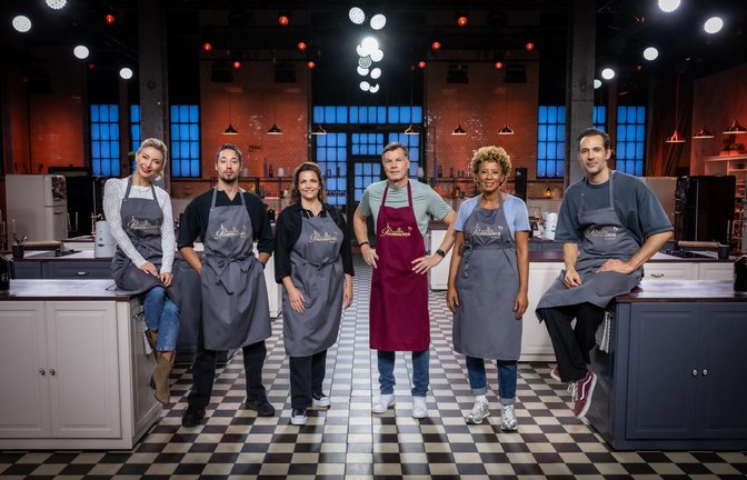Noch im Rennen um den Goldenen Cupcake: (v.l.n.r.) Anna-Carina Woitschack; René Casselly; Rebecca Immanuel; Thomas Helmer; Arabella Kiesbauer; Alexander Mazza<span class='image-autor'>Foto: Joyn / Claudius Pflug</span>