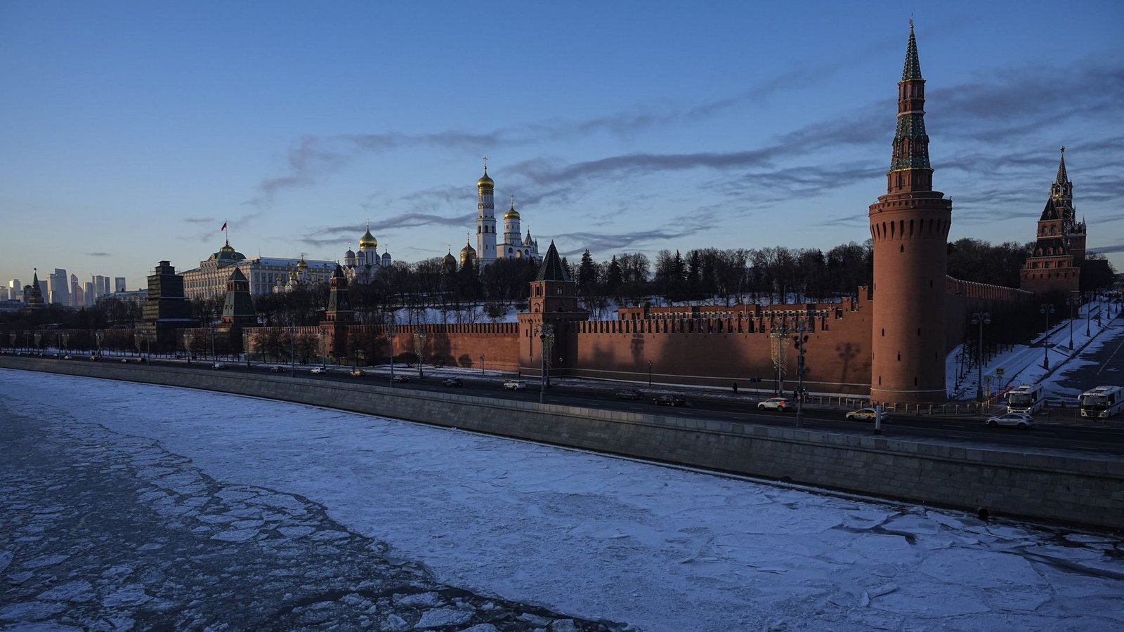 Der Moskwa-Fluss in Russlands Hauptstadt ist zugefroren.Foto: dpa/Alexander Zemlianichenko Der Moskwa-Fluss in Russlands Hauptstadt ist zugefroren.Foto: dpa/Alexander Zemlianichenko