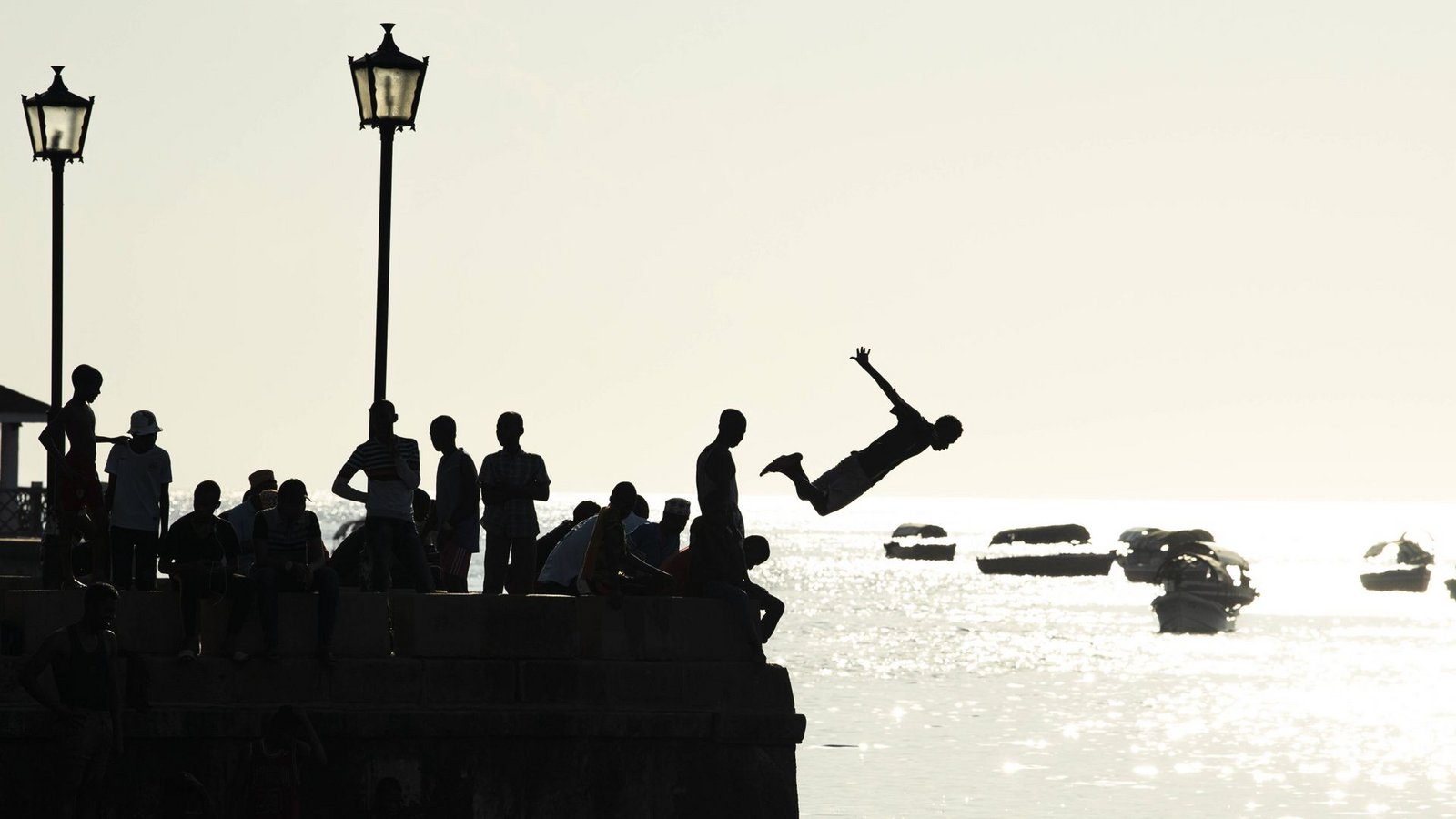 Sprung ins Ungewisse: Spielende Kinder am Meer von Sansibar. Von hier verschlägt es den Protagonisten des Romans nach England.Foto: IMAGO/robertharding/IMAGO