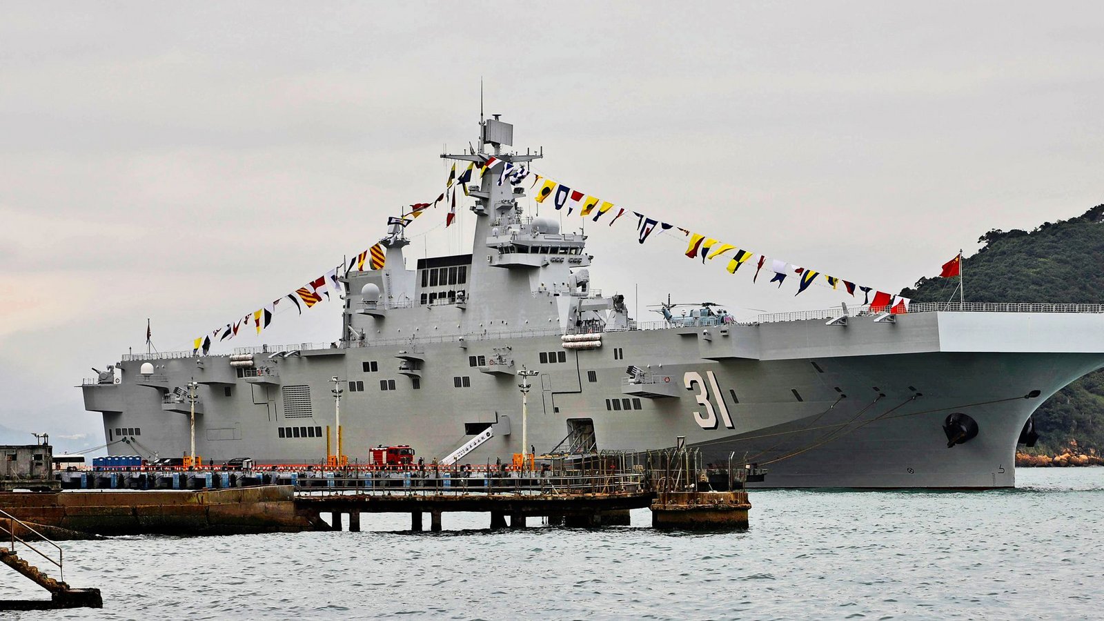 Auch die Hainan, ein amphibisches Angriffsschiff der chinesischen Marine, nimmt an der Operation teil.Foto: imago//Liau Chung-re