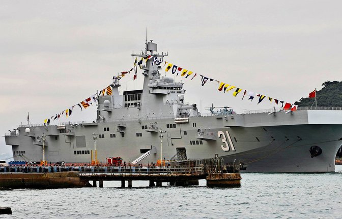 Auch die Hainan, ein amphibisches Angriffsschiff der chinesischen Marine, nimmt an der Operation teil.<span class='image-autor'>Foto: imago//Liau Chung-re</span>