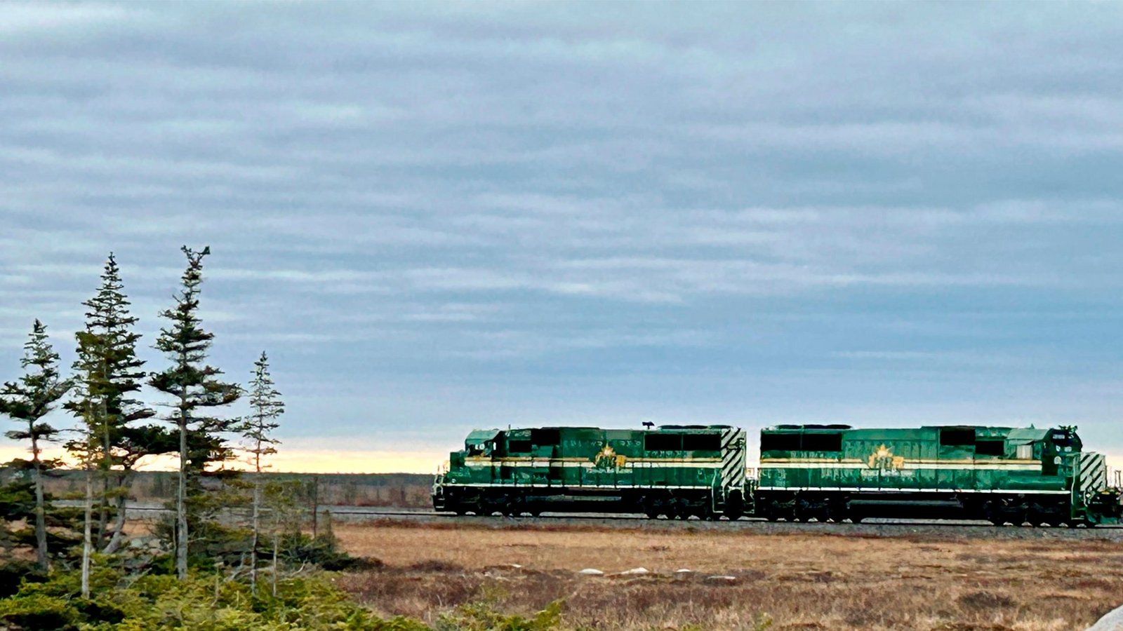 Zwei Güterzug-Loks der Hudson Bay Railway in der Tundra bei Churchill in Kanada.Foto: SWR/Kirsten Ruppel Zwei Güterzug-Loks der Hudson Bay Railway in der Tundra bei Churchill in Kanada.Foto: SWR/Kirsten Ruppel