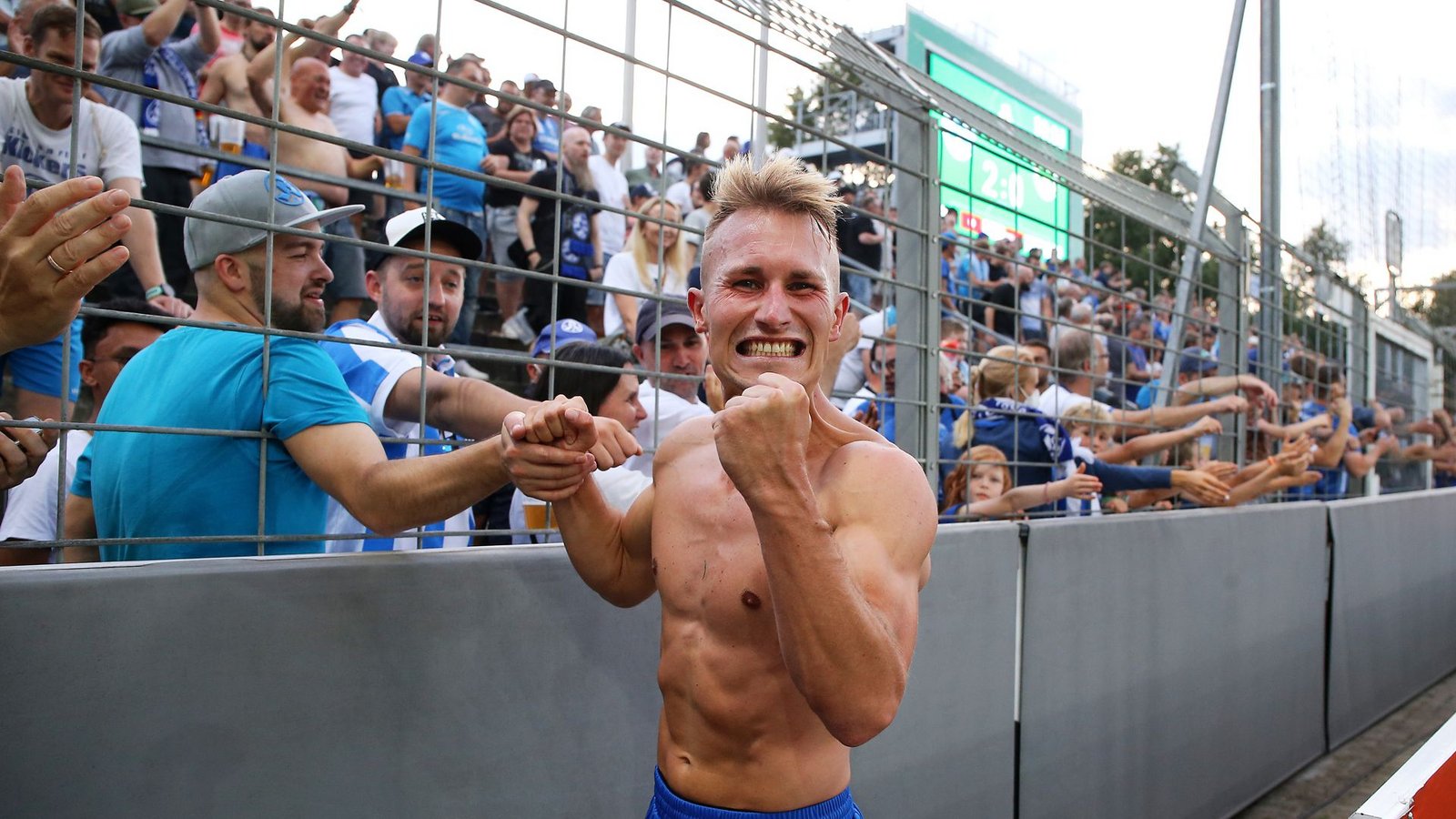 Kickers-Rechtsverteidiger Malte Moos jubelt nach einem starken Spiel gegen die SpVgg Greuther Fürth  ausgelassen über den Einzug in die zweite Runde.Foto: Pressefoto Baumann/Julia Rahn