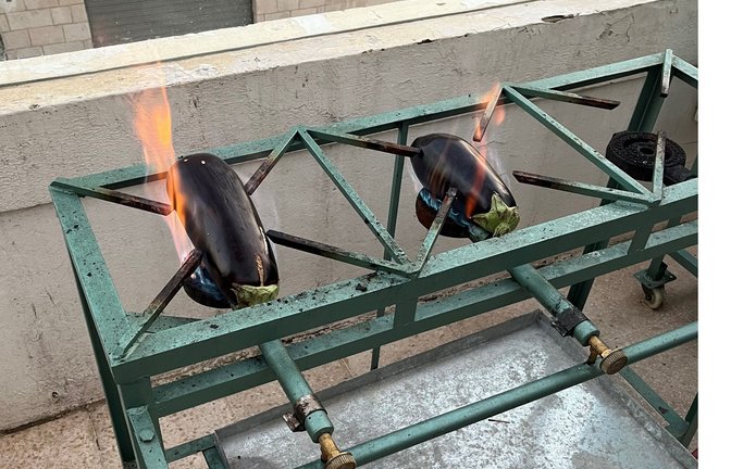 Die Auberginen müssen richtig brennen.<span class='image-autor'>Foto: Susanne Hamann</span>