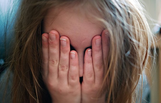 Die Gesellschaft schaut genauer hin. Das ist ein Grund, warum mehr Kindeswohlgefährdung angezeigt werden.<span class='image-autor'>Foto: dpa/Nicolas Armer</span>