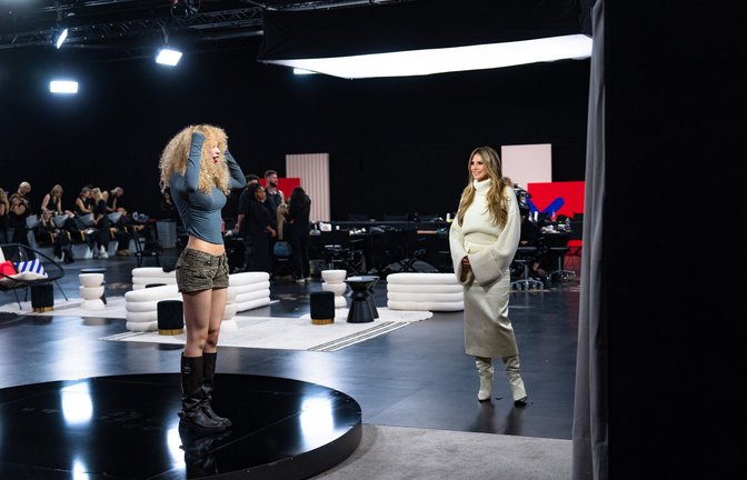 Kandidatin Josephine betrachtet das erste Mal ihren neuen Look.<span class='image-autor'>Foto: ProSieben/Daniel Graf</span>