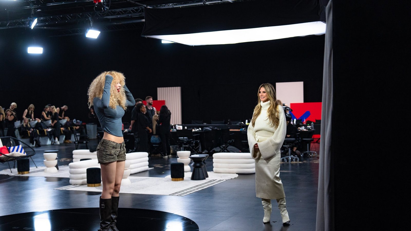 Kandidatin Josephine betrachtet das erste Mal ihren neuen Look.Foto: ProSieben/Daniel Graf Kandidatin Josephine betrachtet das erste Mal ihren neuen Look.Foto: ProSieben/Daniel Graf