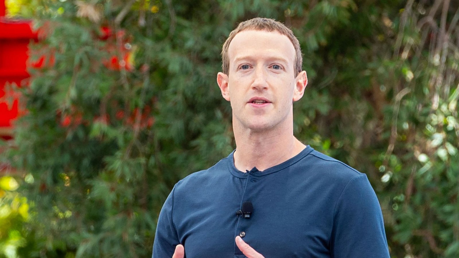 Mark Zuckerbergs große KI-Pläne bringen Meta stärker in Wettbewerb mit dem ChatGPT-Entwickler OpenAI und anderen Tech-Schwergewichten.Foto: Andrej Sokolow/dpa