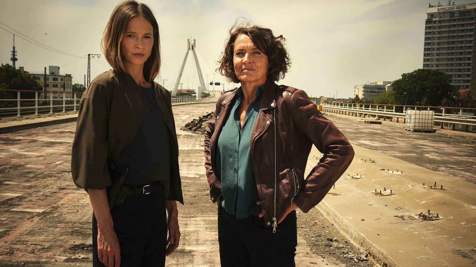 Fall gelöst, Täter in den Tod getrieben: Die Ludwigshafener Kommissarinnen Lena Odenthal (Ulrike Folkerts, re.) und Johanna Stern (Lisa Bitter) bleiben deprimiert zurück.Foto: SWR/Benoit Linder