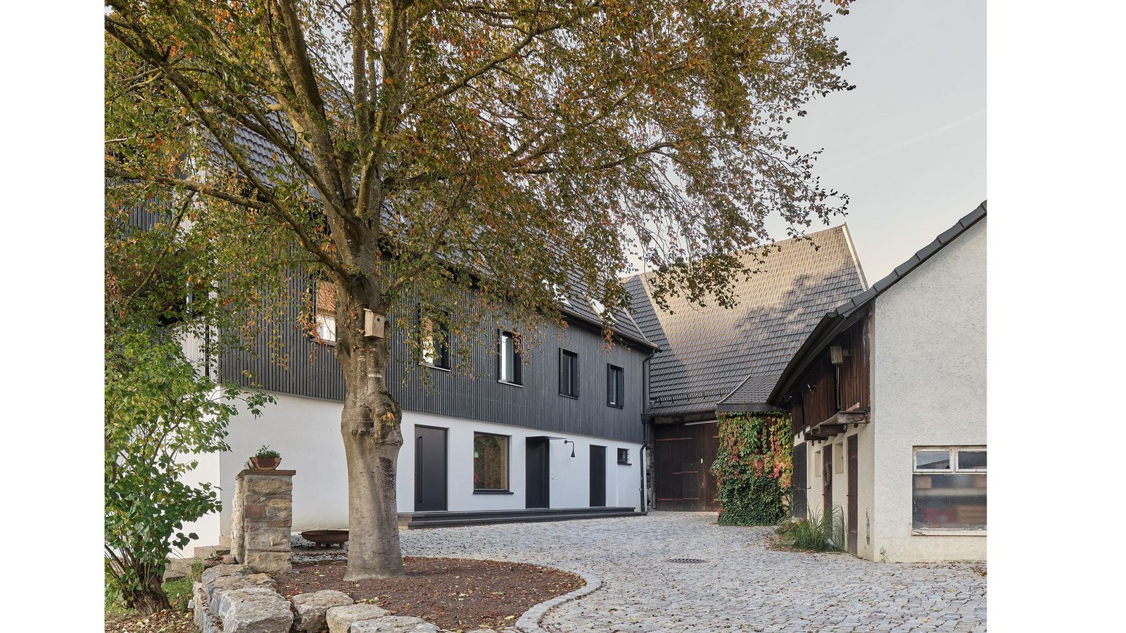 Ein Bauherrenpaar lebt nun in dem sichtlich gelungen renovierten Bauernhaus mit Scheune in Grafenau, den Umbau besorgte Thilo Holzer aus Stuttgart.Foto: Zooey Braun