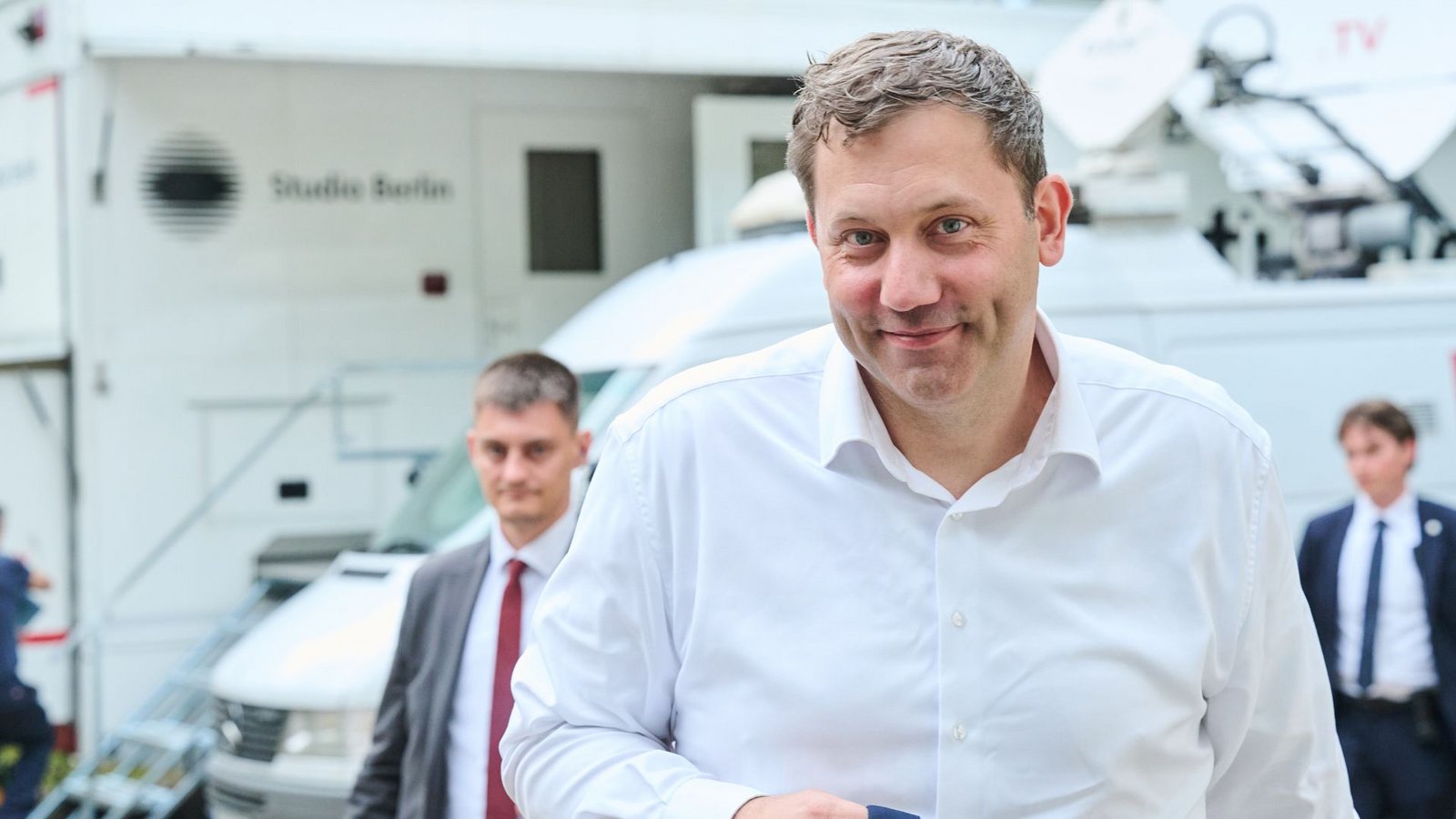 Lars Klingbeil (SPD), Bundesminister der Finanzen, Vizekanzler und SPD-Bundesvorsitzender, kommt zur Live-Sendung in die ARD-Arena, wo er sich Fragen von Bürgerinnen und Bürgern stellt.Foto: Annette Riedl/dpa