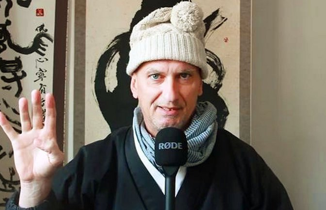 Muho auf Youtube mit seiner charakteristischen Pudelmütze<span class='image-autor'>Foto: Youtube</span>