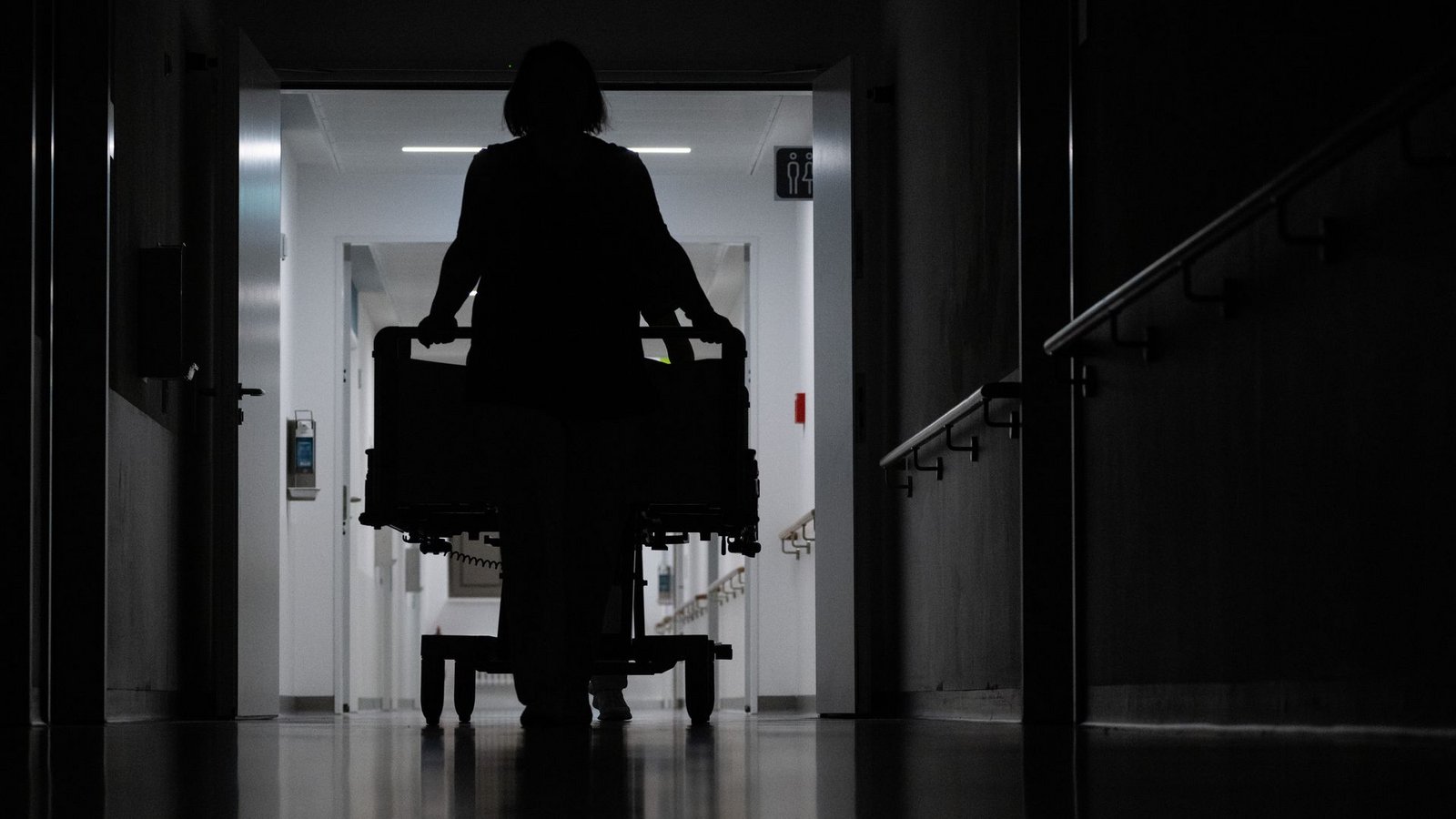 Eine blinde Frau klagt in Karlsruhe gegen eine Rehaklinik. (Symbolbild)Foto: Marijan Murat/dpa Eine blinde Frau klagt in Karlsruhe gegen eine Rehaklinik. (Symbolbild)Foto: Marijan Murat/dpa