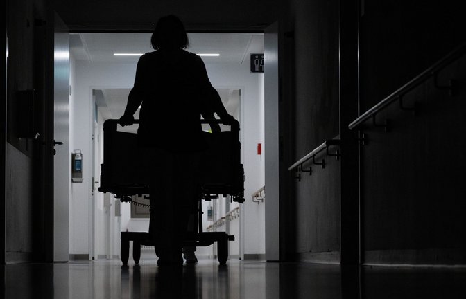 Eine blinde Frau klagt in Karlsruhe gegen eine Rehaklinik. (Symbolbild)<span class='image-autor'>Foto: Marijan Murat/dpa</span>
