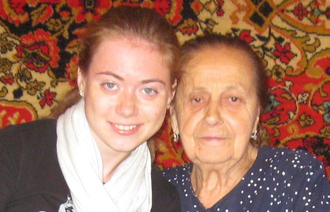Ein Erinnerungsfoto: Iuliia Frantseva mit ihrer Großmutter Tetiana, die vor gut einem Jahr in Ettlingen gestorben ist. Ein Erinnerungsfoto: Iuliia Frantseva mit ihrer Großmutter Tetiana, die vor gut einem Jahr in Ettlingen gestorben ist.<span class='image-autor'>Foto: privat</span>