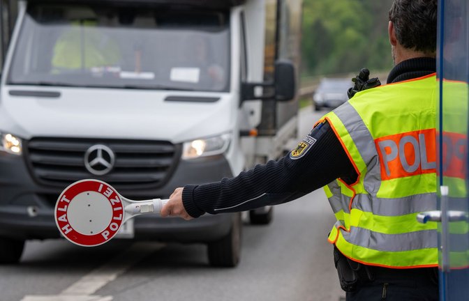 In den Grenzregionen wirken sich die Kontrollen auf den Pendelverkehr aus.<span class='image-autor'>Foto: Harald Tittel/dpa</span>