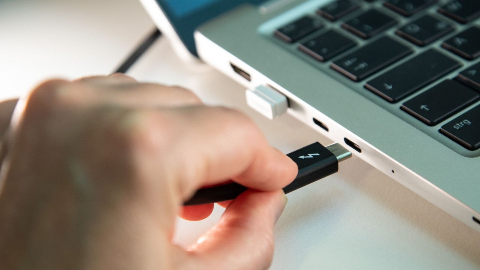 Notebook über USB laden? - Was früher undenkbar war, wird jetzt zum Standard (Symbolfoto).Foto: picture alliance/dpa/dpa-tmn/Christin Klose Notebook über USB laden? - Was früher undenkbar war, wird jetzt zum Standard (Symbolfoto).Foto: picture alliance/dpa/dpa-tmn/Christin Klose
