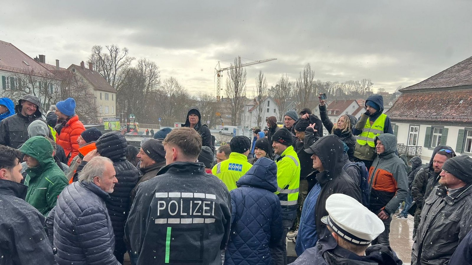 Nach Angaben eines Reporters setzte die Polizei Pfefferspray ein.Foto: sichtlichmensch/Andy Reiner Nach Angaben eines Reporters setzte die Polizei Pfefferspray ein.Foto: sichtlichmensch/Andy Reiner